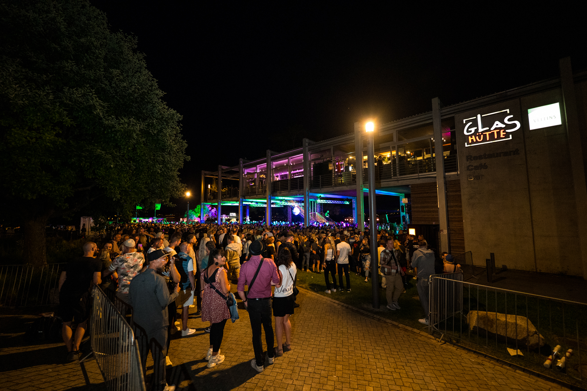 Open-Air-Konzert am Abend mit vielen Gästen