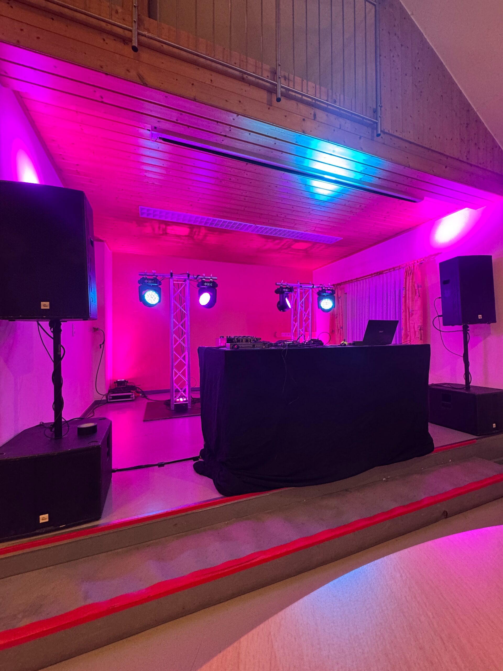 DJ-Pult mit farbiger Beleuchtung