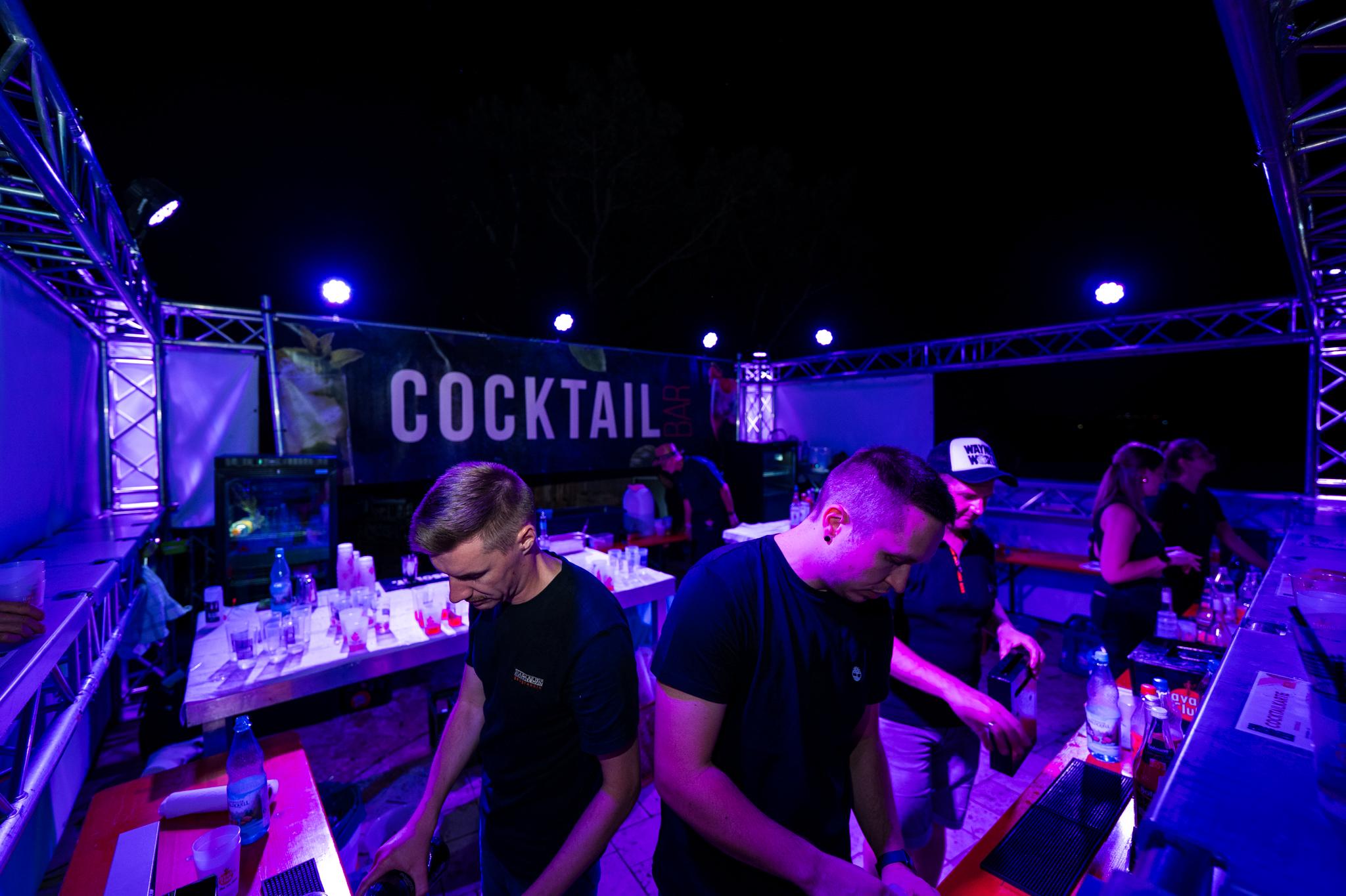 Barteam an der mobilen Cocktailbar am Abend