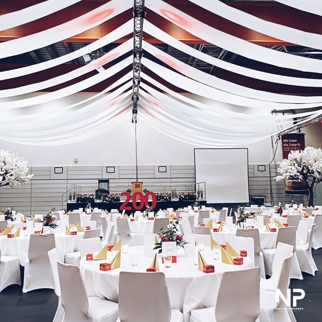 Jubiläumsgala mit Deckenbahnen und runden Tafeln